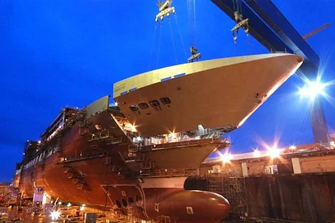Bateau en construction dans l'atelier